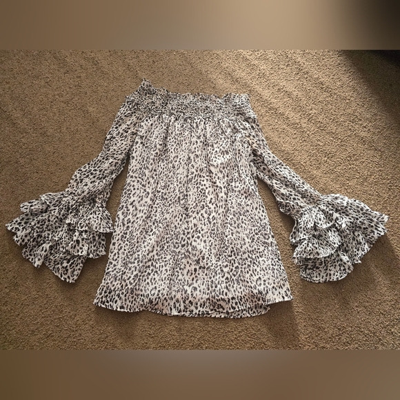 CeCe Julia Off The Shoulder Animal Print Top - Picture 2 of 5